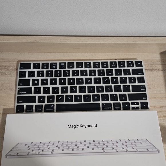 Apple Magic Keyboard - Picture 1 of 2